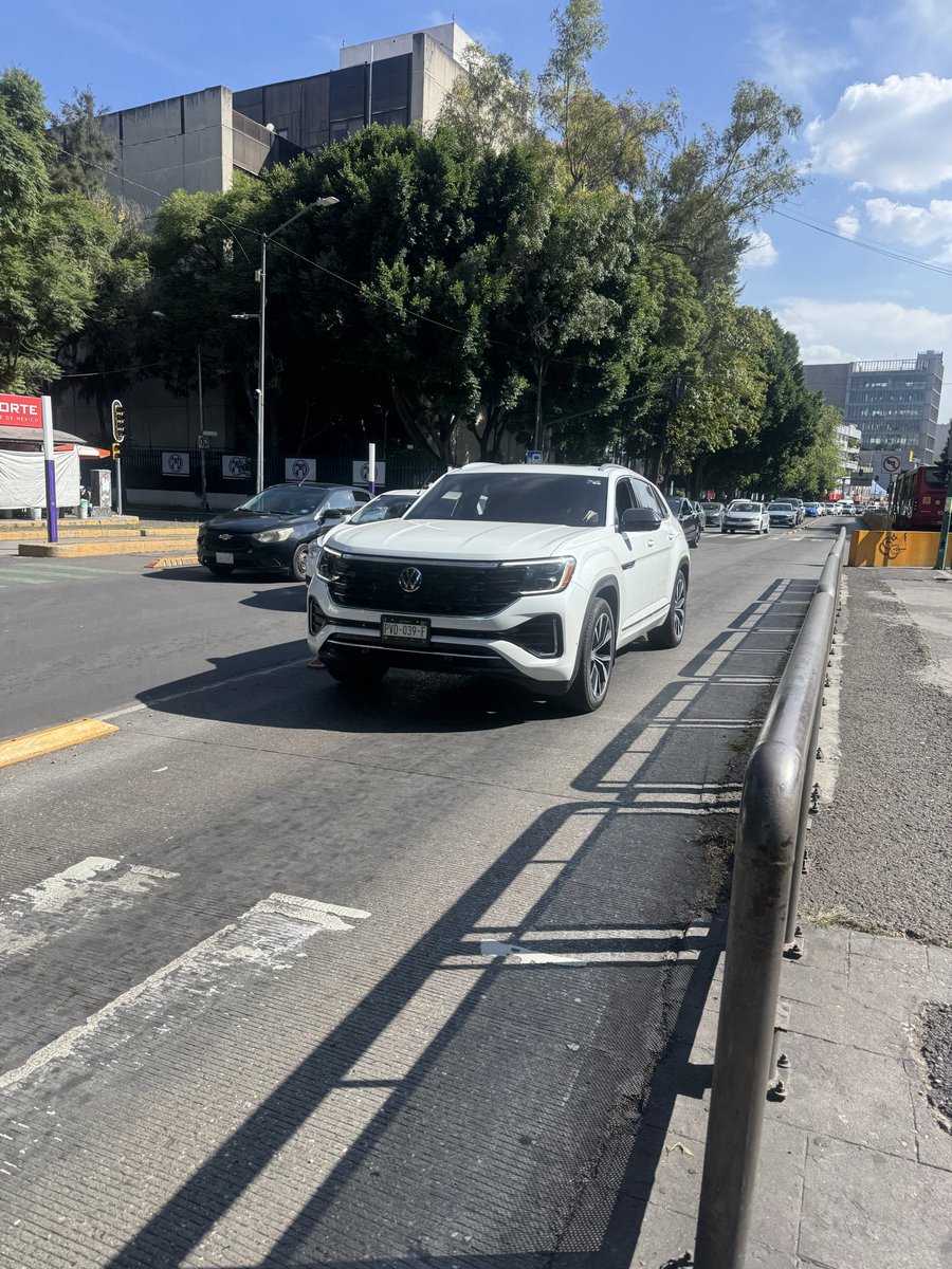 JesusPachecoT's tweet photo. @MetrobusCDMX Invasión en el carril. Línea 1, aprox 3:30PM estación El Chopo https://t.co/SflmlqLZkU