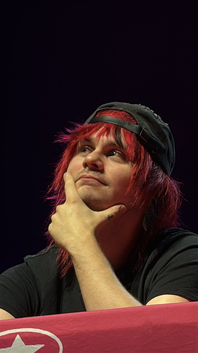 sunsetterl's tweet photo. michael clifford o HOMEM que você é https://t.co/9VcvoSis8K