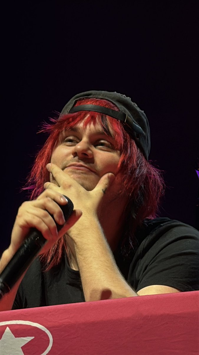 sunsetterl's tweet photo. michael clifford o HOMEM que você é https://t.co/9VcvoSis8K