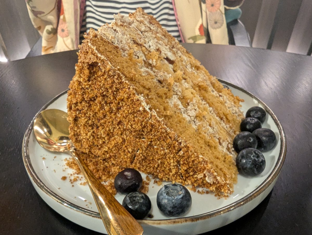 ArturGalata's tweet photo. ラトビアでぜひ食べてほしいのが「はちみつケーキ」！何層にも重なった生地に、はちみつの優しい甘さとクリームがたっぷり！見た目は素朴だけど、しっとり濃厚な美味しさ！そして何よりめちゃ大きい！何回食べても必ず『でかっ！』と言ってしまう！ラトビアに来たら一度は食べてほしい伝統スイーツ！ https://t.co/eQ5OVHczaB