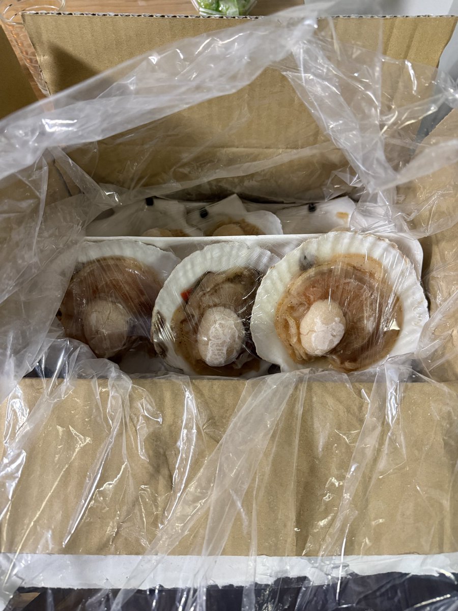 appon_onojo's tweet photo. 休みをずらして北海道へツーリングに行っている大工さんから、帆立が届きました😊
北海道からわざわざありがとうございます！
現場だけでなく、こういう心遣いも本当にありがたいです。
美味しくいただきます🙏

#北海道  #帆立 #リノプロリフォーム https://t.co/90Znwx9pRg