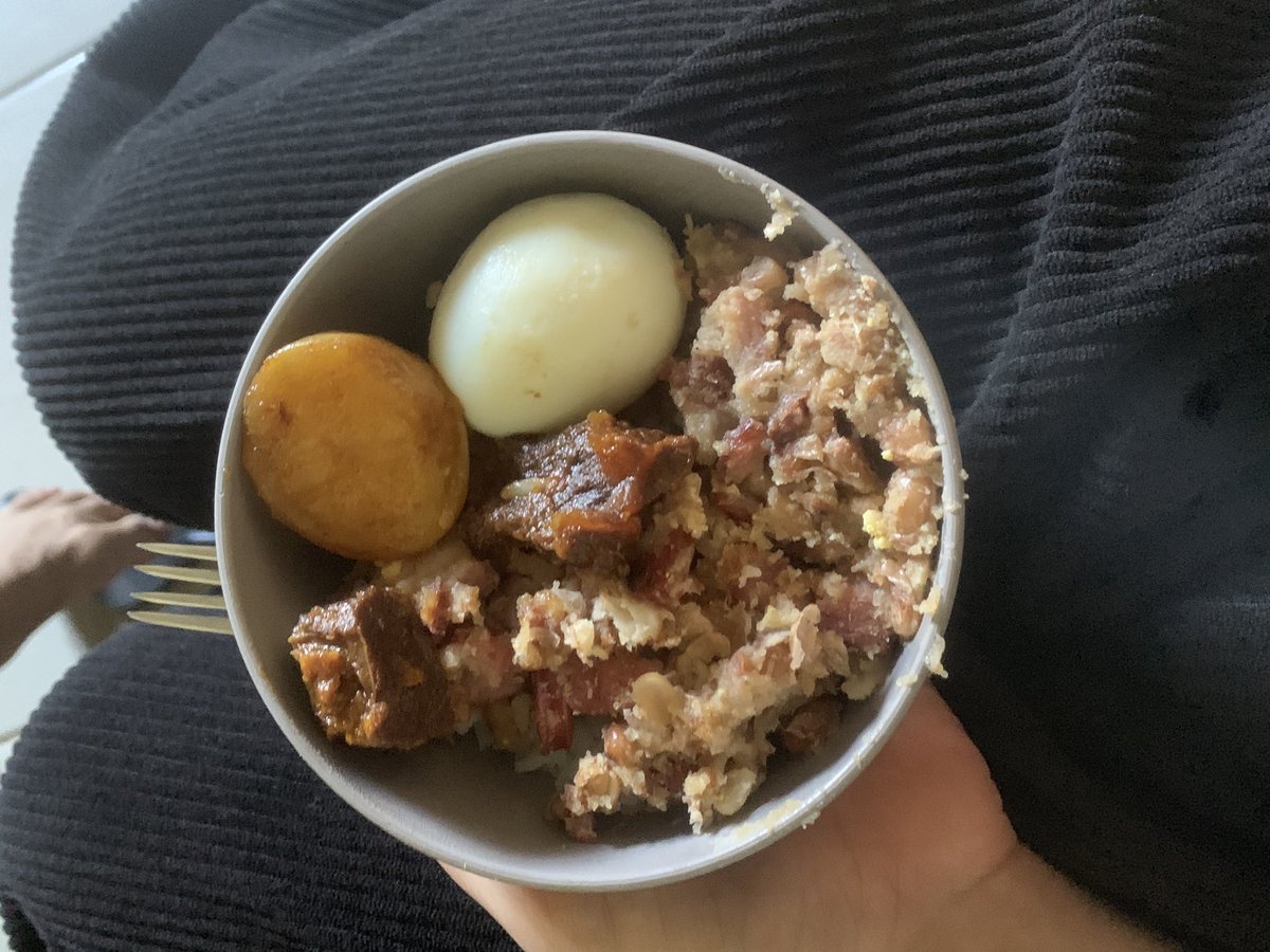 zoombiekvz's tweet photo. Bebês, cheguei em casa, consumi em média 1500kcal hoje! Vou tomar laxante pra sair pelomenos o peso da comida de mim, foi um dia bom, foi legal me permitir um pouco https://t.co/r69VMhX08n