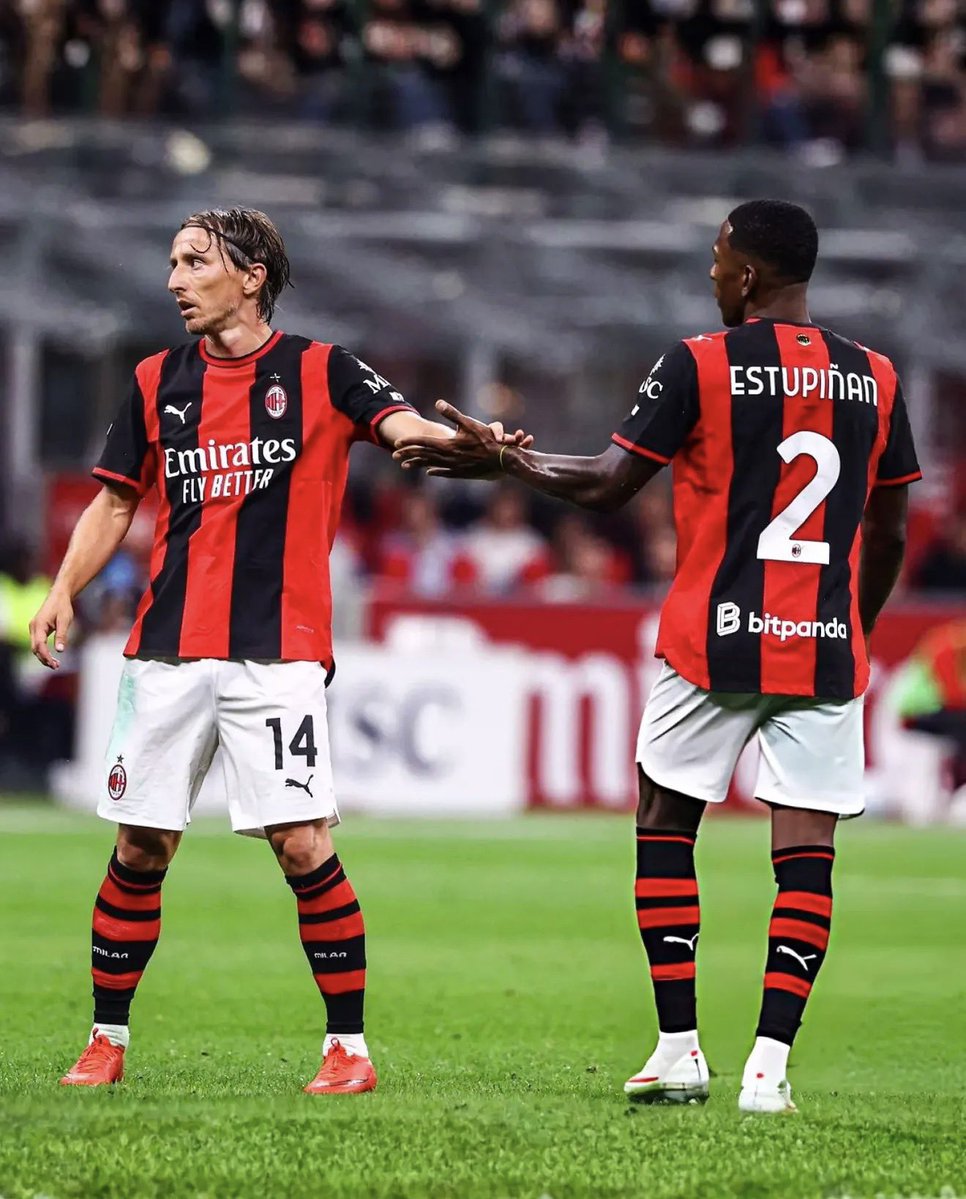 ChoboAlvarez's tweet photo. Partido correcto de Pervis Estupiñán en la goleada de Milan sobre Lecce en casa. El ecuatoriano regresó a la titularidad y tuvo una actuación positiva en los 76 minutos que permaneció en cancha. Su equipo cortó una racha de tres sin ganar, dos por Serie A, y escaló a la quinta posición