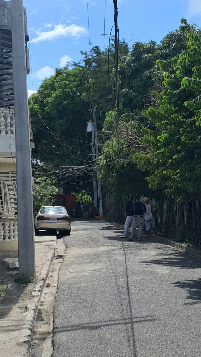 EdesurRD's tweet photo. #EdesurInforma/ Restablecimos el servicio eléctrico en Escondido, Baní, tras rehabilitar un transformador de distribución que resultó averiado. https://t.co/1a7zkcSp7J
