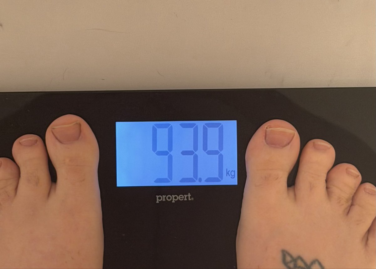 fattofit2023's tweet photo. Week 4 aggressive cut, scales moving in the right direction, all the cravings are brutal, I think I’ll just keep doing the same till I plateau before changing up. Slipped up and jacked off twice this week, seams my willpower only goes so far. #weightloss #chubby #ass #chastity #gooning