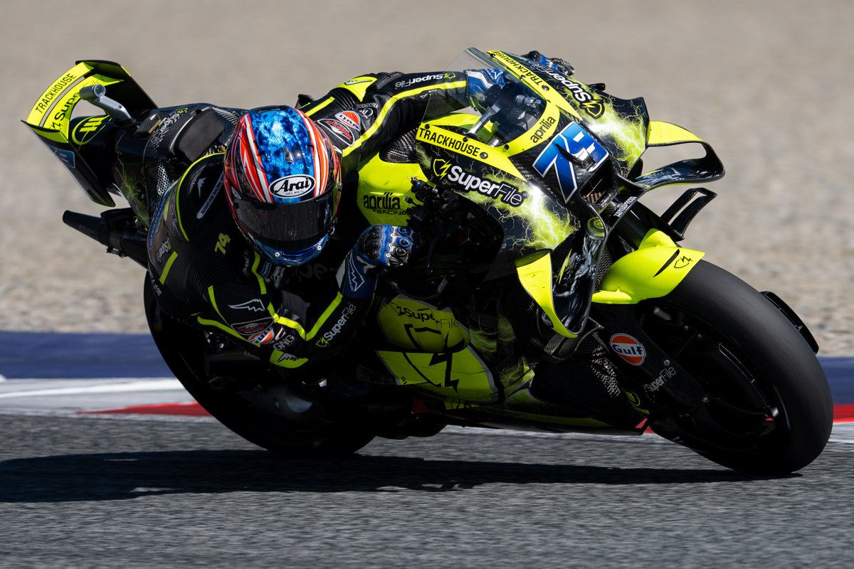 araihelmetjapan's tweet photo. MotoGP第15戦オーストリアGP決勝、#小椋藍 選手はスプリント・決勝ともに4位フィニッシュ！🔥
最後まで安定感あふれるレース運びでトップ争いを展開。ケガからの復帰戦とは思えない力強い走りで、コンディションの良さを見事に証明してくれました。さあ、次はいよいよ日本GP！🇯🇵その勇姿を、もてぎで！ https://t.co/usmjap04Sz