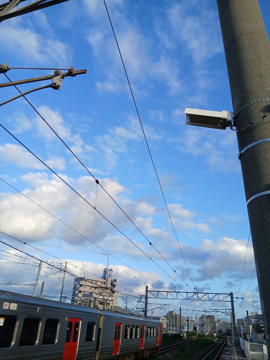 satobow33's tweet photo. ⸜(*´꒳`*)⸝わぁ今年の夏もエアコン無し逃げ切ったなぁ…
もう朝は涼しい川～*∀* o)
今日はよか天気になりそうや☀️( '-' ☀️ )ﾀｲﾖｳ
#おはようございます
#イマソラ https://t.co/JeiJlLvJXz