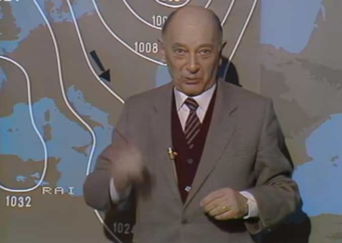 nabe1975's tweet photo. エドモンド・ベルナッカ（1914-1993）について調べていた。
ローマ生まれで1938年に砲兵の士官候補生となったが、その後イタリア王立空軍に所属し、気象学を専門とする。戦後に新聞、ラジオ、テレビで天気予報や科学番組に出演し、人気者となる。「ベルナッカ大佐」のあだ名がつくのは1960年代半ばで、その頃はまだ中佐だったが後に大佐に昇進、最終的に准将まで昇進した。
当時はまだ難解だった気象用語（高気圧、等圧線、ミリバールなど）を、黒板とチョークを使って誰にでも分かりやすく上品に解説し、お茶の間の人気者だった。
「パダーナ平原は霧！」（Nebbia in Val Padana!）というベルナッカの代名詞は、ベルナッカがポー川流域の濃霧の現象を分かりやすく解説したことで広く知られるようになった。
気象予報の専門家としてあまりにも有名になったため、イタリアでは気象予報士の代名詞として彼の名が用いられることがあるという。