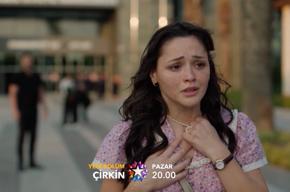 handecan_1907's tweet photo. Meryem Kadir’in hediye ettiği kolyeyi çıkarmış 😭 

#KadMer #Çirkin https://t.co/WPfcZhmGPC