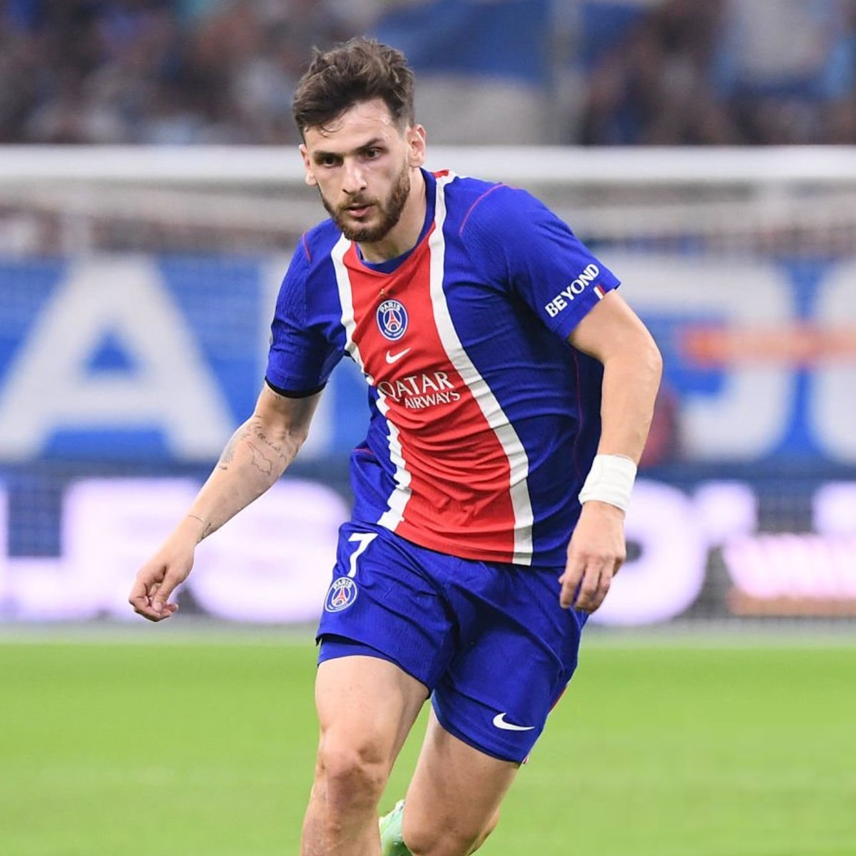 ActuFoot_'s tweet photo. 🚨 DANIEL RIOLO 🇫🇷 EST DÉÇU PAR KHVICHA KVARATSKHELIA 🇬🇪 ! 

« Quand j'entends certains qui veulent qu'il soit Ballon d'Or 🌕, C'EST ABSOLUMENT IMPOSSIBLE !

Je surkiffe ce joueur... MAIS C'EST UN MEC QUI N'EST LÀ QUE POUR LES SOIRÉES DE GALA.

Ça n'est pas suffisant. (...) Ce soir, IL EST BIDON. » ❌

🎙️ @AfterRMC