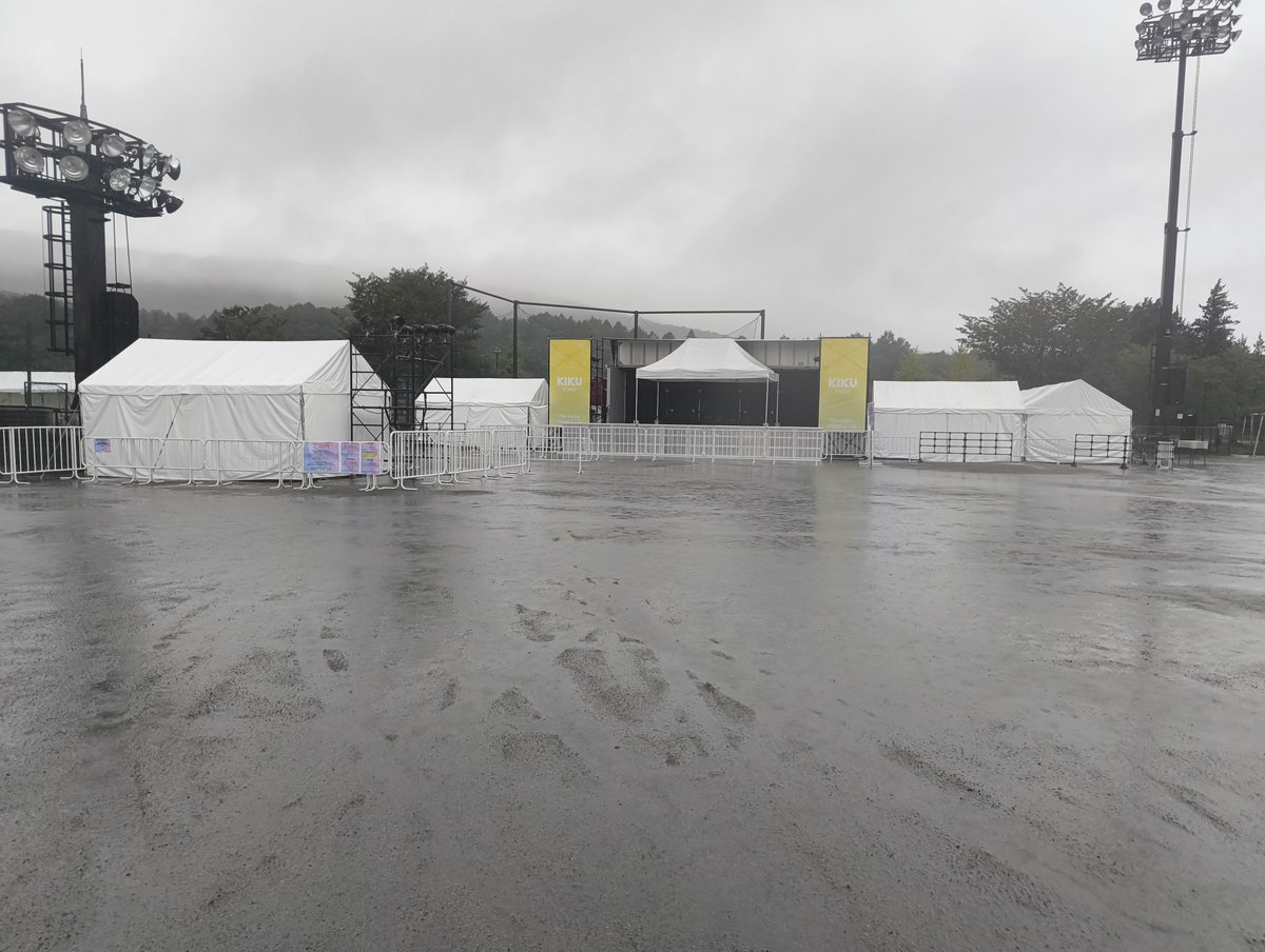 etotatsu's tweet photo. グラウンドエリアはお察しのコンディション
KIKUステージにもテント設置されてます https://t.co/FNWTLZWFnM