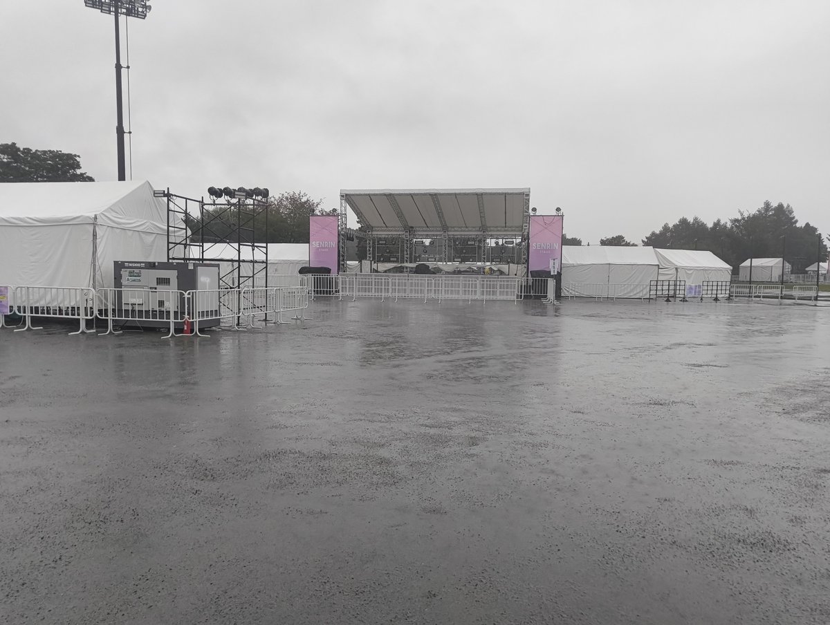 etotatsu's tweet photo. グラウンドエリアはお察しのコンディション
KIKUステージにもテント設置されてます https://t.co/FNWTLZWFnM