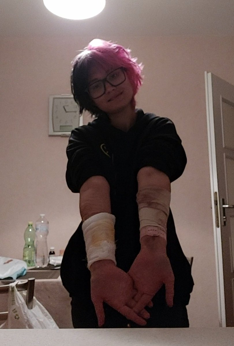 sewernarochka's tweet photo. i am alive bitches https://t.co/07XbE1pfbK