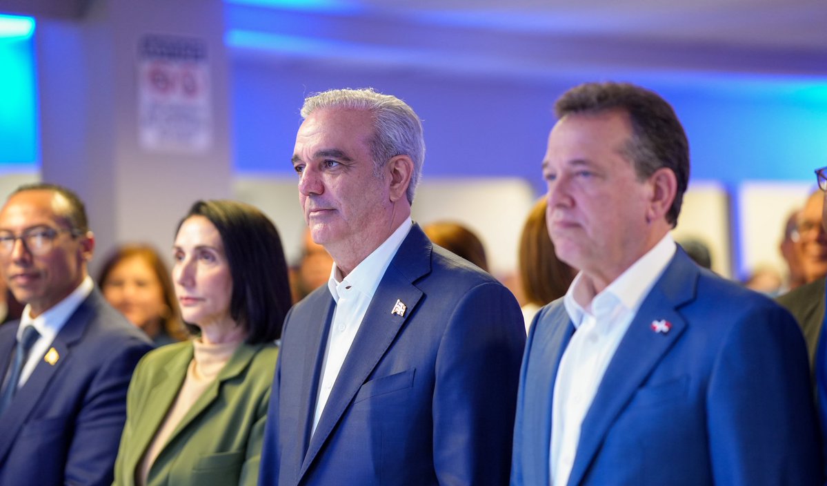 PresidenciaRD's tweet photo. El pasaporte electrónico dominicano ya llegó a Estados Unidos. 🇩🇴🇺🇸

En Nueva York, el Pdte. @LuisAbinader encabezó la entrega del primer documento, dando inicio a este servicio para nuestra diáspora, que ahora podrá realizar el proceso desde EE. UU. https://t.co/35rYiwdCXm