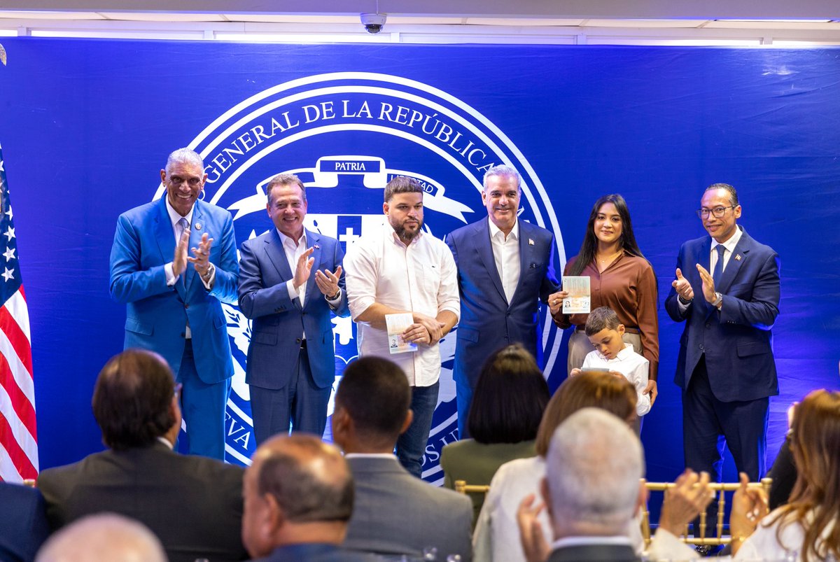 PresidenciaRD's tweet photo. El pasaporte electrónico dominicano ya llegó a Estados Unidos. 🇩🇴🇺🇸

En Nueva York, el Pdte. @LuisAbinader encabezó la entrega del primer documento, dando inicio a este servicio para nuestra diáspora, que ahora podrá realizar el proceso desde EE. UU. https://t.co/35rYiwdCXm