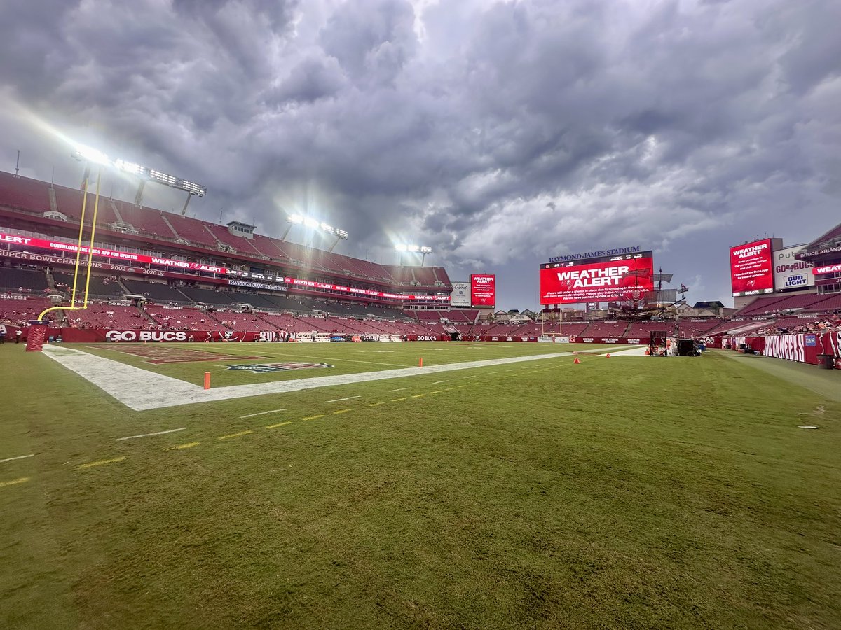 ECloskyWTSP's tweet photo. Next update is at 6:15 for Bucs-Browns game.

Some fans are starting to filter back into seats as the rain has subsided. It’s actually comfortable out now with a nice breeze.

I imagine the crowd is going to look closer to the 2020 season once this gets rolling 😂 https://t.co/LFlLtAh31F