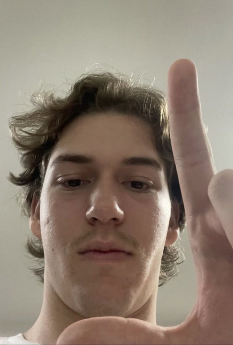 jooxxn's tweet photo. fizeram todo esse auê todo pra jogar mais hate ainda em cima de um ator que está fazendo apenas seja TRABALHO quando na verdade ele tava assim em 2022. tudo isso por causa de ship de novela? melhorem! https://t.co/xJR2q2EIAg