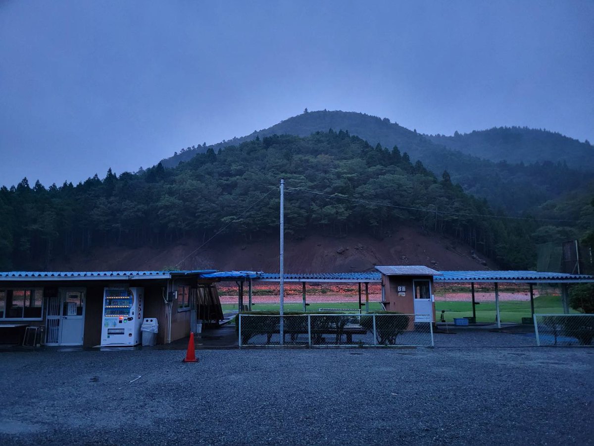 suyamashooting's tweet photo. おはようございます🌧️
9月21日（月㊗️）今朝の須山情報です。
天気　今は小雨🌧️
気温　20℃
風　　あり
本日はA面空いています。
ご来場予定のお客様は台風🌀の状況を確認しながらご来場くださいませ。

本日も皆様のご来場スタッフ一同心よりお待ちしております。 https://t.co/sayTuJF6zH