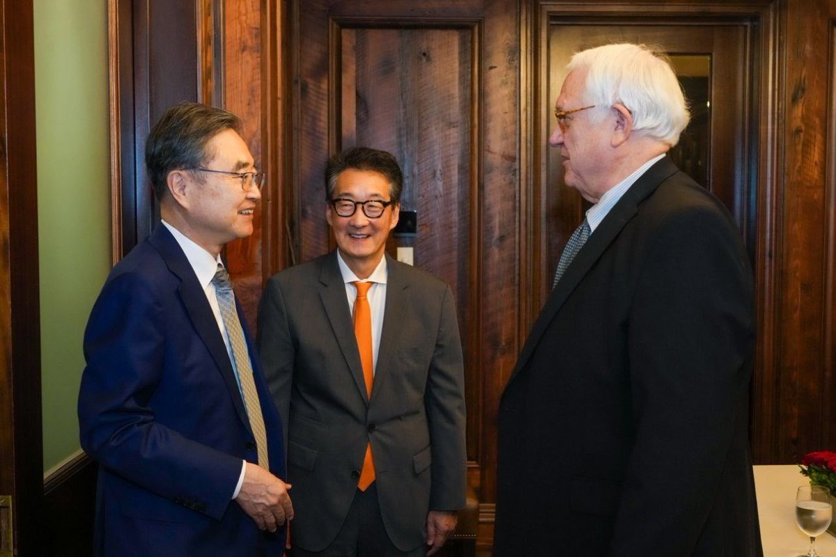 FMChoHyun's tweet photo. 저는 9.18.(금) 워싱턴 D.C.에서 존 햄리 CSIS 명예소장과 빅터 차 한국 석좌를 만나 한미관계와 한반도 문제에 대해 폭넓게 의견을 나눴습니다.

저는 미국 내 한미동맹에 대한 이해와 지지가 더욱 확대될 수 있도록 미국의 대표적인 싱크탱크인 CSIS의 지속적인 역할을 당부하고, 우리 정부의 한반도의 평화·안정 노력에 대한 설명과 함께, 최근 트럼프 대통령의 메시지가 북미 대화의 재개와 한반도 평화로 이어질 수 있기를 기대한다고 하였습니다. 

이에 햄리 소장과 차 석좌는 한미 협력의 중요성을 강조하면서, 한반도의 평화를 위해서는 한미가 확고한 확장억제를 유지하는 가운데 북한을 의미 있는 대화로 이끌어내기 위해 긴밀히 공조하는 것이 중요하다는 의견을 밝혔습니다.

이번 면담을 통해 한미동맹의 발전과 한반도 평화를 위해 미국 내 전문가 및 싱크탱크와의 소통이 중요하다는 점을 다시 한번 확인했습니다. 앞으로도 다양한 목소리를 경청하며 한미동맹을 더욱 굳건히 하고 한반도의 평화와 안정을 위해 노력하겠습니다.

On September 18, I met with John Hamre, President Emeritus of CSIS, and Victor Cha(@VictorDCha), Korea Chair at CSIS, in Washington, D.C. We exchanged views on a wide range of issues, including the ROK-U.S. Alliance and the Korean Peninsula.

I called on CSIS, as a leading think tank in the United States, to continue playing a constructive role in promoting greater understanding and support for the ROK-U.S. Alliance. I also explained our government’s efforts to promote peace and stability on the Korean Peninsula, and expressed hope that President Trump’s recent message could lead to the resumption of U.S.-DPRK dialogue and eventually contribute to peace on the Korean Peninsula. 

 Dr. Hamre and Korea Chair Cha emphasized the importance of ROK-U.S. cooperation and reiterated that, in pursuit of peace on the Korean Peninsula, the two countries should closely coordinate efforts to bring North Korea to meaningful dialogue, while continuing to strengthen the extended deterrence cooperation.

This meeting reaffirmed the importance of engaging with experts and think tanks in the United States to further advance the ROK-U.S. Alliance and promote peace on the Korean Peninsula. I will continue to listen to diverse voices and work to further strengthen the ROK-U.S. Alliance and advance peace and stability on the Korean Peninsula.

🇰🇷🤝🇺🇸
#대한민국 #미국 #UnitedStates