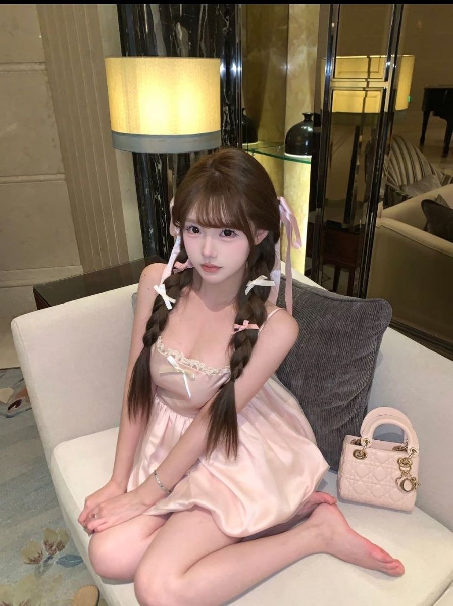 daisy21lt0's tweet photo. 从小缺爱

有人想锐评一下我和闺蜜的福嘛 🥹   
还有和前男友的视频
不要🚪赶紧看，本人白虎粉福 https://t.co/OeqlHdid1y