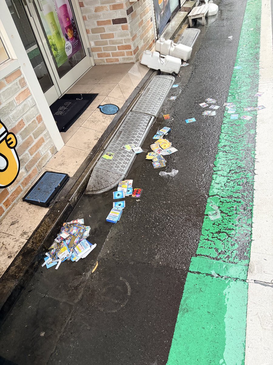 lu1_shikoten's tweet photo. ありえんすぎ見て😭😭😭お店の前に大量のポケカが捨てられてたんやけどこの子達って価値がなくて捨てられたってこと？金儲けのために買われて？は~ありえん😭😭😭資源も無駄だけど掃除する人のことも考えてなくてなに😭😭😭そして捨てられたポケモンの気持ち考えて😭😭😭#ポケカ #転売ヤー https://t.co/fwr3ssSFuH