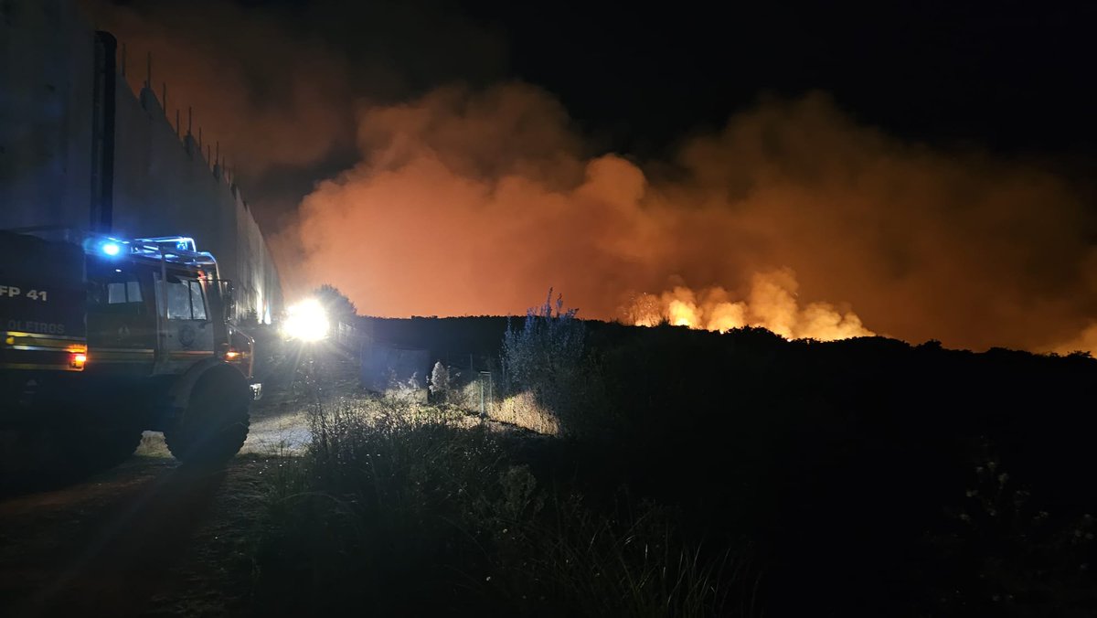 bombeiroscoruna's tweet photo. 23.55 h #IFNostián || O incendio está controlado. Continúan as tarefas de extinción e control. #Coruña https://t.co/VvRslcqVNQ