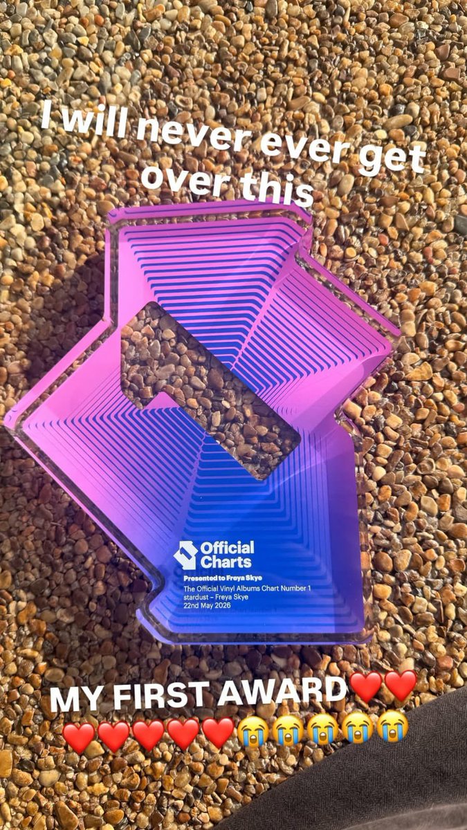 FreyyySkye's tweet photo. reaching #1 on the UK and US vinyl sales charts. 💿🌟 https://t.co/0atDfW59UR