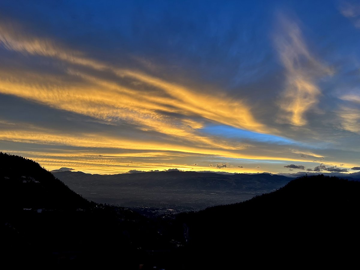 jpmoralesviteri's tweet photo. Cielo de #Quito al amanecer:

1. 05:36.
2. 05:58.
3. 06:01.

#nohaycielocomoeldeQuito https://t.co/IqWEMGWvhc