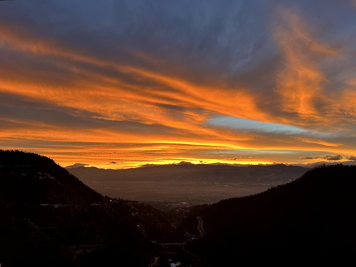 jpmoralesviteri's tweet photo. Cielo de #Quito al amanecer:

1. 05:36.
2. 05:58.
3. 06:01.

#nohaycielocomoeldeQuito https://t.co/IqWEMGWvhc