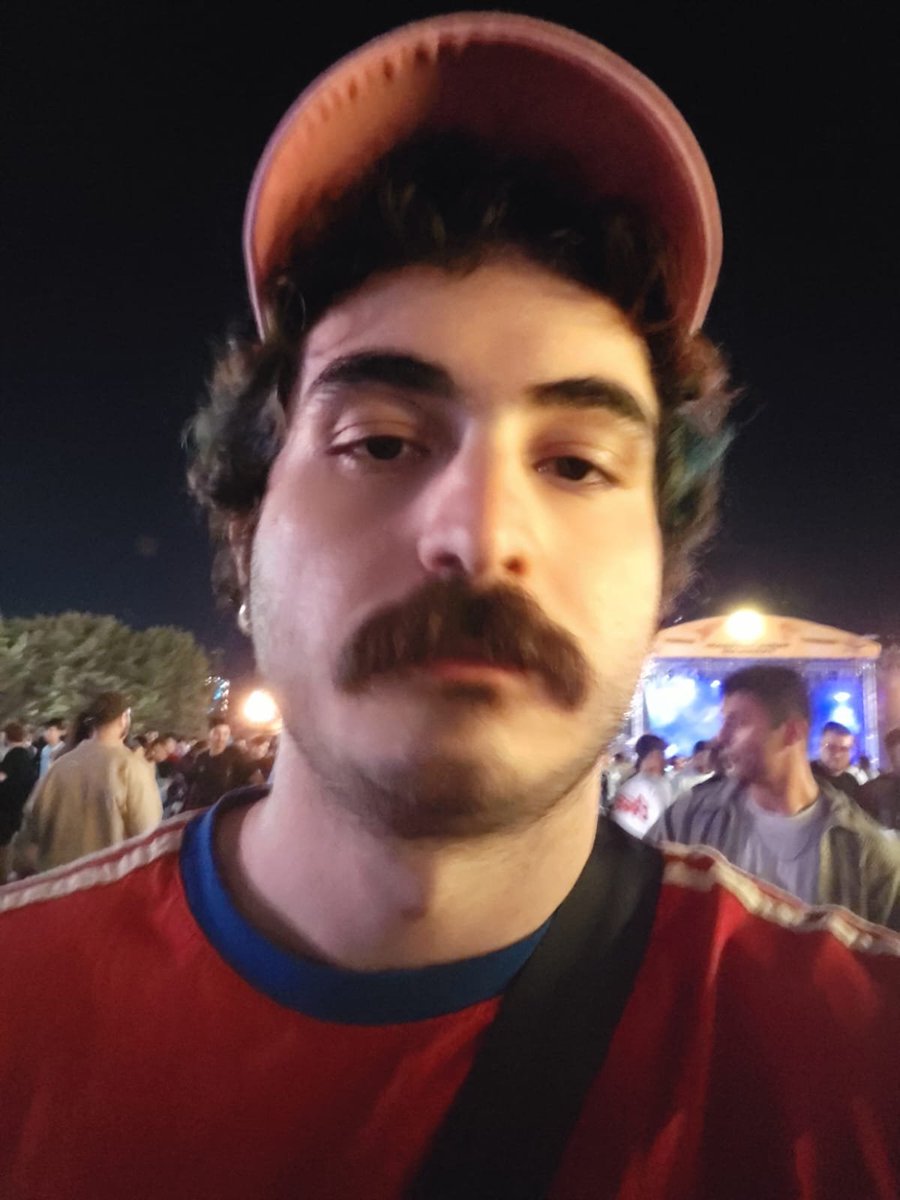 agasdus's tweet photo. Genç cosplayi içinde, deneyimdir diye yıllık enerjimi lvbel C5 konserine verdim, çok pardon moshpitini mutlaka yaşamadan ölün, enerjimi seneye toparlayınca yeni bi sosyolojik inceleme için geri dönücem https://t.co/49wR7kPko1