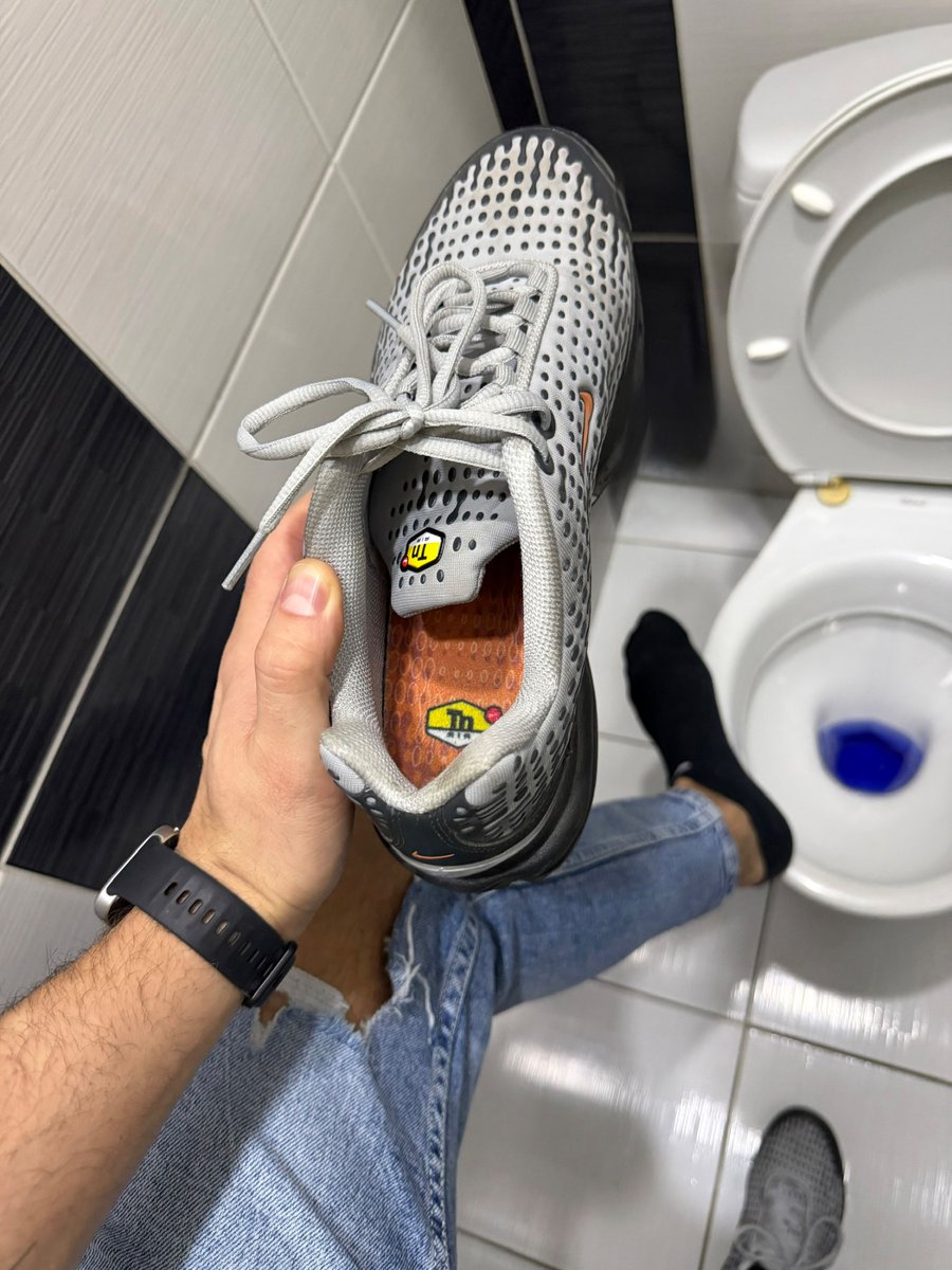 FindomBgd's tweet photo. Sniff 👃🏻👃🏻👃🏻

#master #sneakers #findom #cashmaster #feetfetısh #footfetısh  #socks #fetish https://t.co/9makBinz2t
