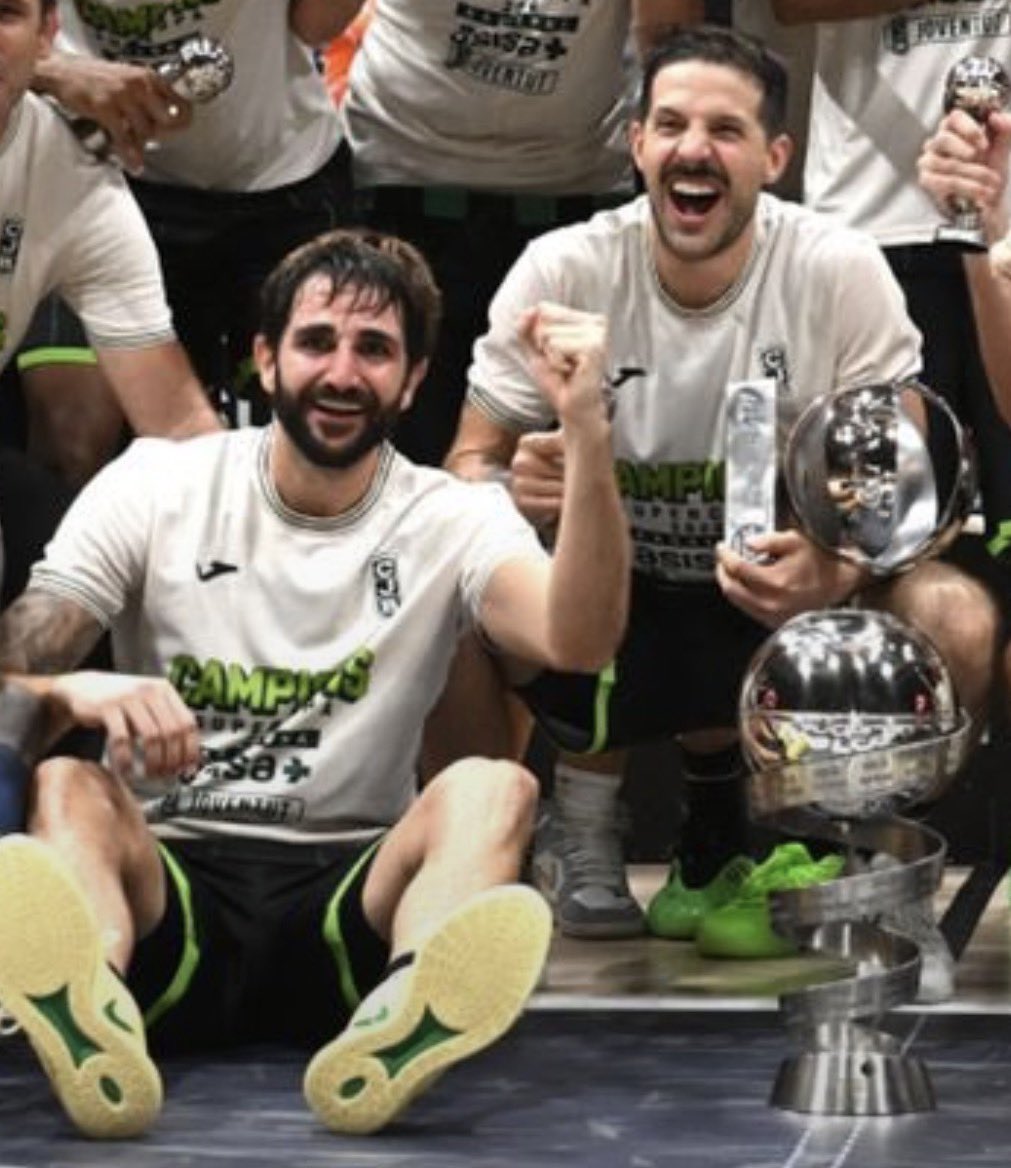 EnekoErraiz's tweet photo. Difícil de explicar todo lo que engloba esta foto para una generación de penyeros que vivíamos añorando lo que nos habían contado.

El que nos impulsó y el que nos salvó. El niño prodigio ahora capitán, y el que nos devolvió donde merecíamos. 

Juntos y campeones. Acojonante. https://t.co/sV7SyYhKxi