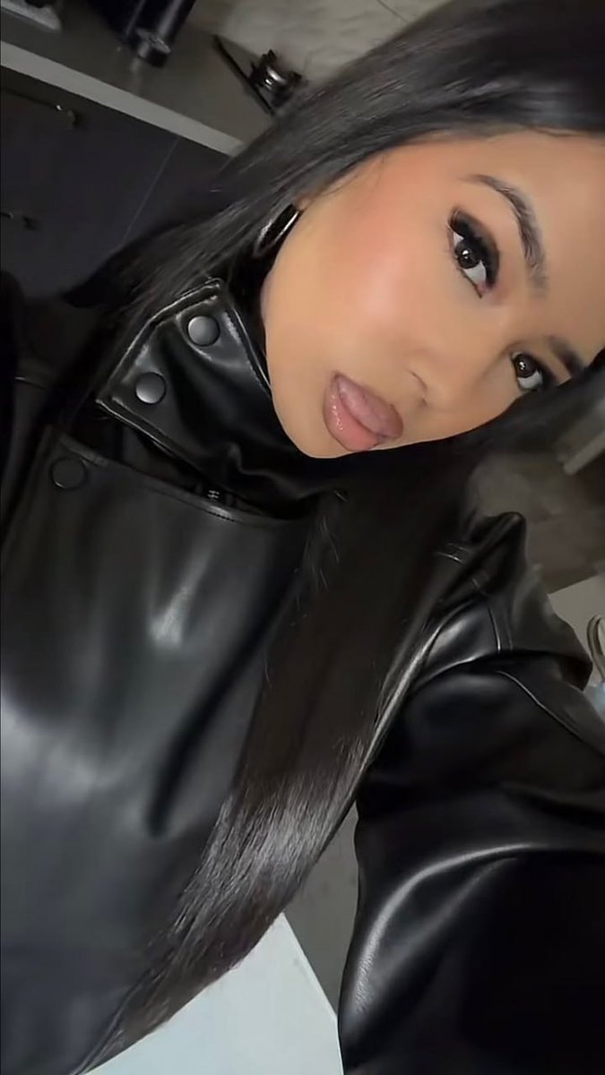 linalaqueenn's tweet photo. 19 ans, célibataire... qui veut voir quelques photos ? https://t.co/hmBr3vNosK