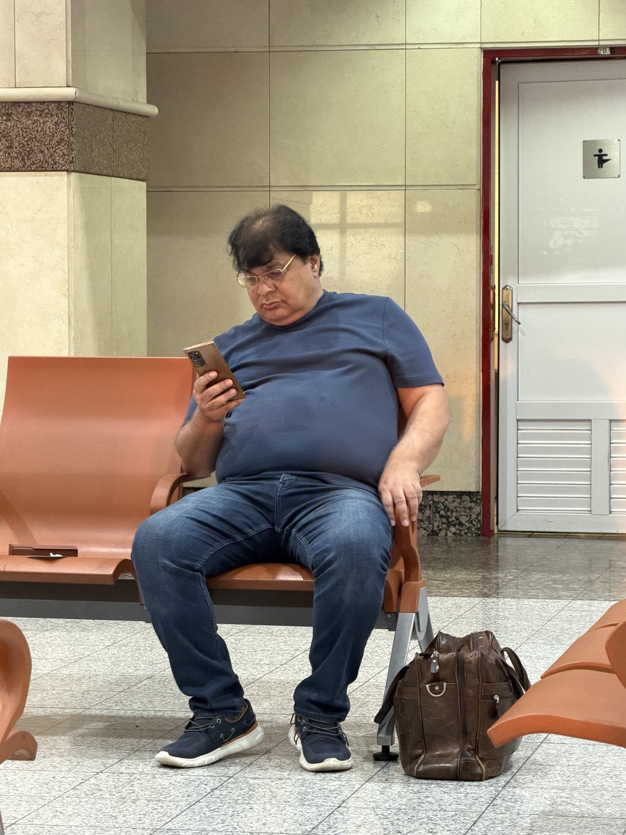 manahylk's tweet photo. Ran into this gentleman at lahore airport. He screamed his way through security. Stopped my porter from carrying my luggage. 
When I asked him why he was holding him back he said “aap ko nahi pata, yeh sara mera staff hai” https://t.co/u6TR0WgK8T