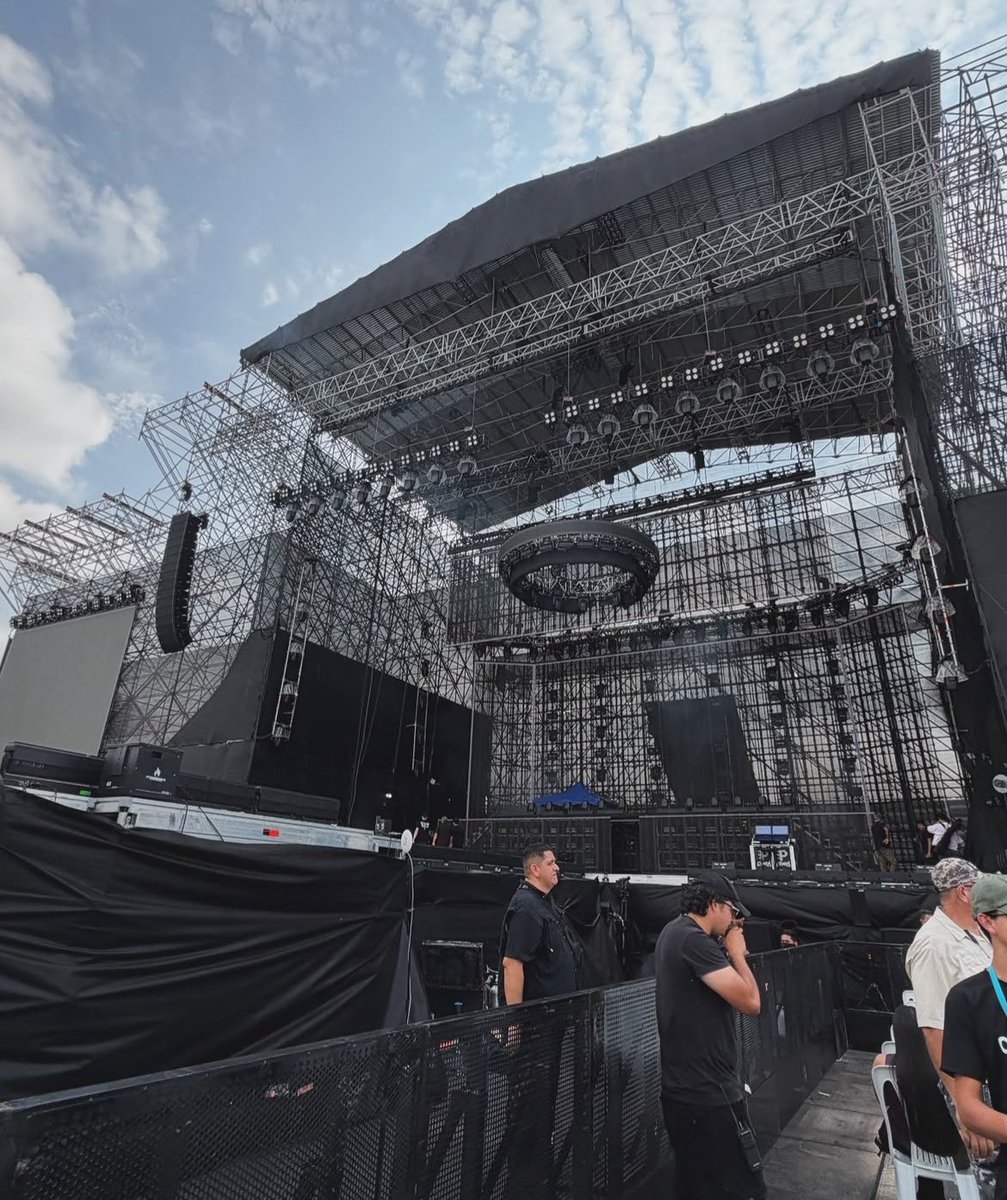 TINIData's tweet photo. Ya abrieron las puertas del Estadio Modelo para el ingreso al show de TINI esta noche en Ecuador #FUTTTURA 🇪🇨 https://t.co/Tsn3iMdT6R