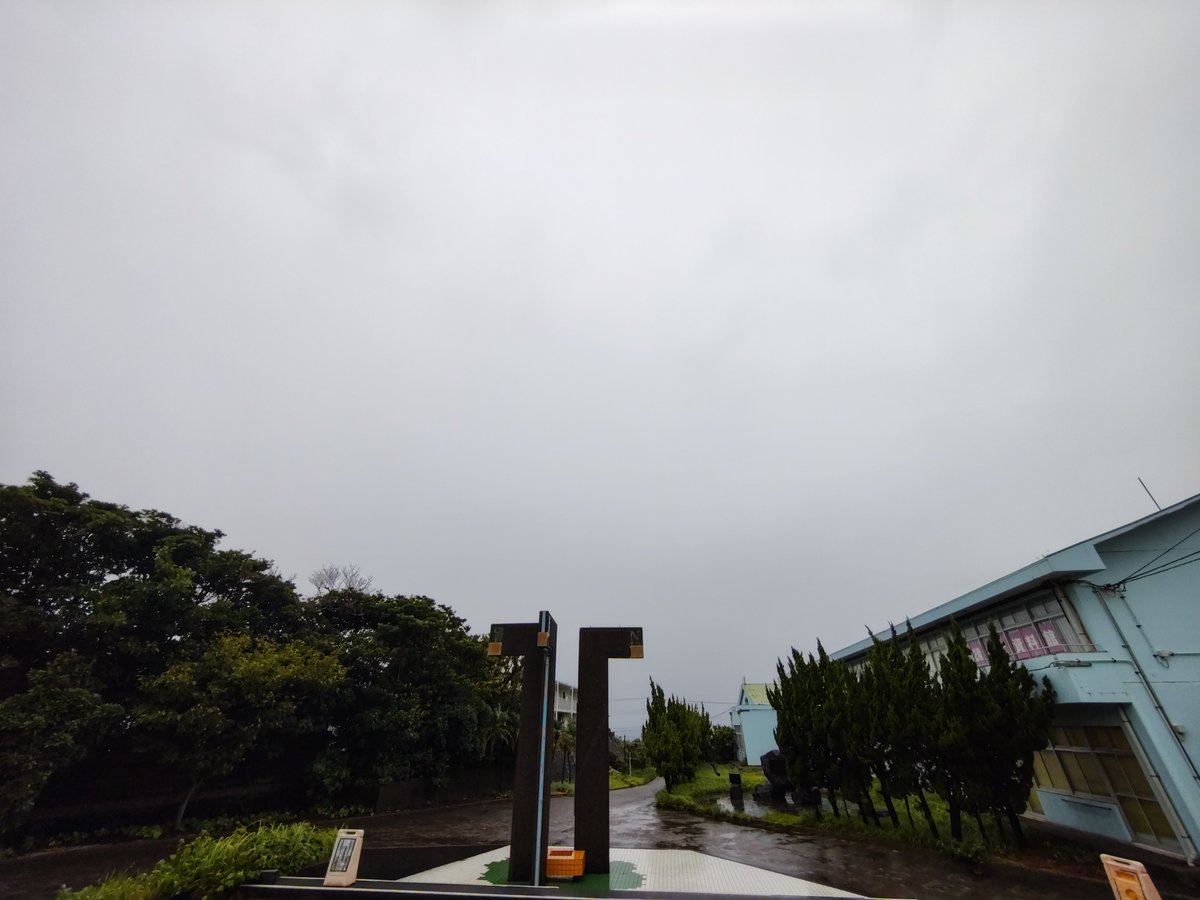 gogofd3s's tweet photo. なんか空気感が開戦前夜感出てきました。
皆さま備えを！

雨降り始め、風もまた吹き始め、空気は湿気ね多い感じです。

#三宅島  の今そら https://t.co/DYTPQ2yL3w