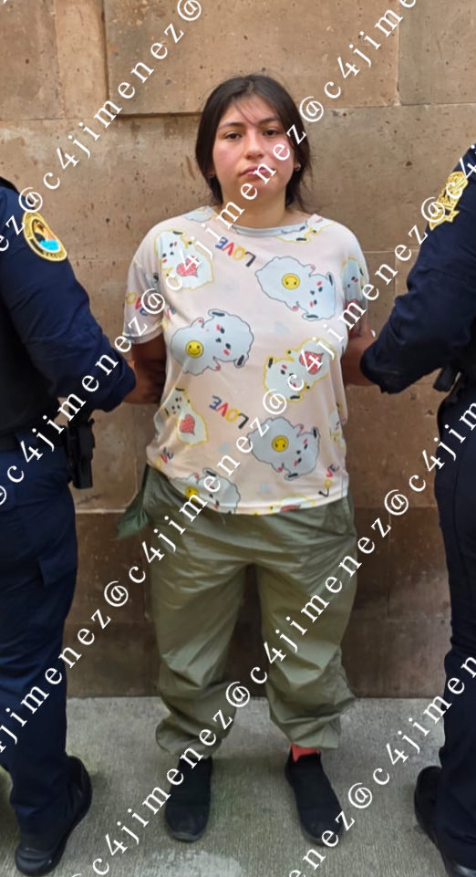c4jimenez's tweet photo. CUBANA RECLAMA por la POPÓ de un PERRO… y LA APUÑALAN 
Amandamiguel Canelo 
Jonathan García
Sacaron a pasear a su perro, en la Col Popotla @AlcaldiaMHmx 
El can hizo popó afuera de casa de la cubana Mayelín Peña, y ella salió a reclamar.
Discutieron.
Amandamiguel sacó un cuchillo y se lo clavó en el pecho.
Agentes de @SSC_CDMX Sector Tacuba los detuvieron.
Acabaron en @FiscaliaCDMX; 
Mayelín en el hospital.