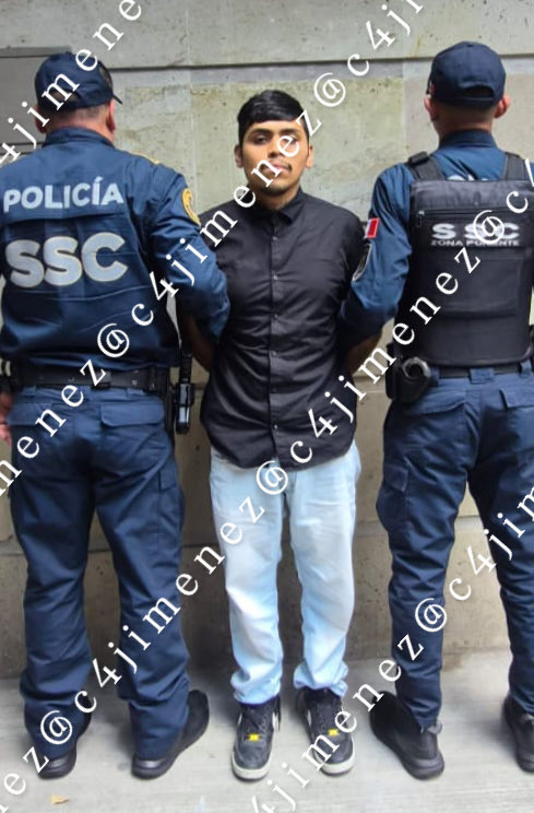 c4jimenez's tweet photo. CUBANA RECLAMA por la POPÓ de un PERRO… y LA APUÑALAN 
Amandamiguel Canelo 
Jonathan García
Sacaron a pasear a su perro, en la Col Popotla @AlcaldiaMHmx 
El can hizo popó afuera de casa de la cubana Mayelín Peña, y ella salió a reclamar.
Discutieron.
Amandamiguel sacó un cuchillo y se lo clavó en el pecho.
Agentes de @SSC_CDMX Sector Tacuba los detuvieron.
Acabaron en @FiscaliaCDMX; 
Mayelín en el hospital.