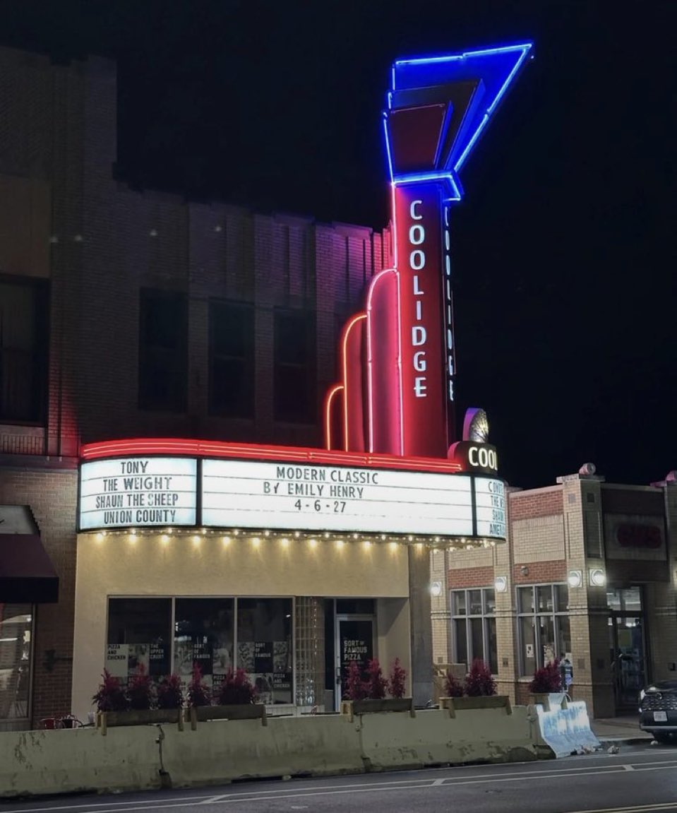 daylightlvrs's tweet photo. as a cinephile and emily henry enthusiast, utilizing a movie theatre marquee to advertise her new book is literally so perfect 😭🥹 https://t.co/zp26Iypc53