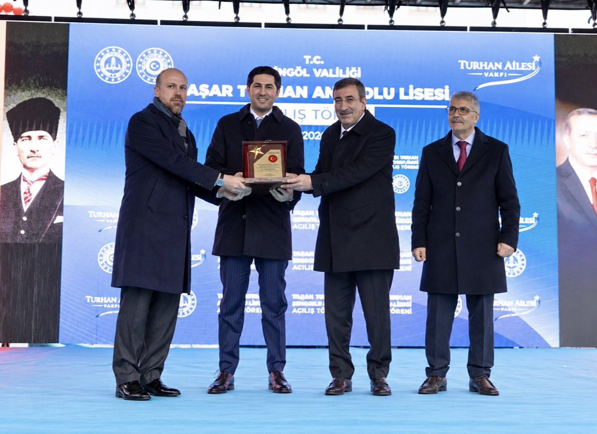 cemilkaraist's tweet photo. Bakın Pusula Fon krizindeki Yöneticiler kimlerle beraber. 

Kimler kimlerle beraber…

Fon soruşturmasında adı geçen Serdar Turhan; Cevdet Yılmaz ve Bilal Erdoğan’la aynı programlarda, aynı karelerde.

Fotoğraf tek başına suçun ya da ayrıcalığın kanıtı değildir. Ama kamuoyunun bu ilişkileri ve temasları bilmeye hakkı var.

#fonmağdurları #ekonomi #bist