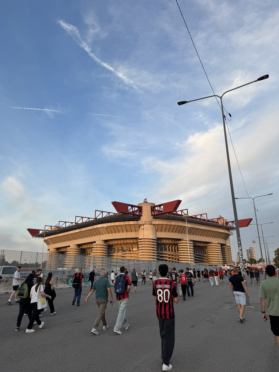 RealeXlo296's tweet photo. ⚽️ 9eme match de la saison
📆 20/09/26
🏟️ San Siro 🇮���� (50eme) 
🆚 @acmilan vs @OfficialUSLecce 

Que dire à part WAOUH…
Pour mon 50eme stade c’est à San Siro que je met les pieds
Et quel stade bordel, exceptionnel 🤯😍
Rêve de gosse réalisé ✅ https://t.co/HqVk2SljMD