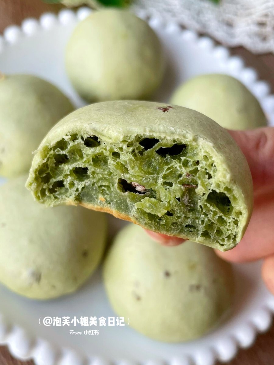 Coverlire's tweet photo. Craving cozy Asian street food Just grabbed piping hot matcha mochi filled with red bean paste from a tiny stall—chewy, sweet, and totally perfect for a rainy afternoon! https://t.co/YnoV8LgFln