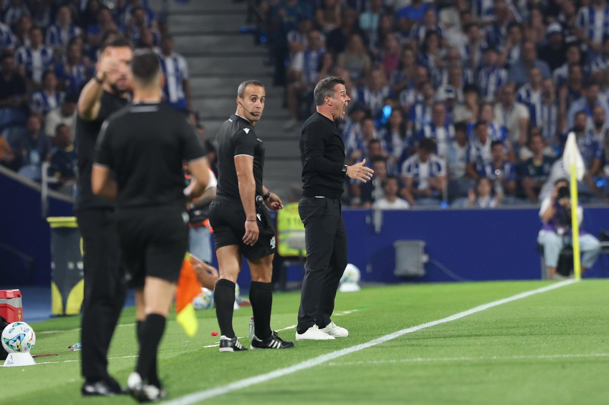 vaibenfica1904's tweet photo. Marco Silva responde a Farioli: “Nada de coisas estranhas? Pois não (risos). Nada, zero. Não tenho opinião. Se o clube quiser falar… o clube é que deve falar. Se o mister Farioli disse que não houve coisas estranhas, há que acreditar”. https://t.co/lh11luXwi1