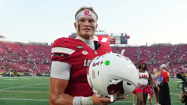 TennisWrld's tweet photo. Lincoln Kienholz through 3 games #GoCards 

48/73 C/ATT
65.8% CMP%
816 Passing yards
6 Passing TD’s
153 Rushing yards
4 Rushing TD’s
0 Turnovers https://t.co/TXZYeJVzDu