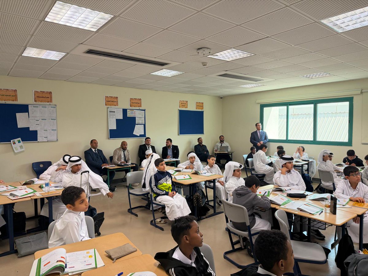 qatarpb1's tweet photo. تعزيزًا لتبادل الخبرات نفّذ الأستاذ/ محمد أحمد 
حصة تعليم الكتروني في مادة الرياضيات موظفًا أدوات الذكاء الاصطناعي والتابلت واستراتيجيات تعليمية حديثة، بحضور نائب المدير للشؤون الأكاديمية ومنسق المشاريع ومعلمي القسم.
#مدرسة_قطر_الابتدائية_للبنين #الذكاء_الاصطناعي #التعليم_الرقمي https://t.co/30ZCPOJ2ff