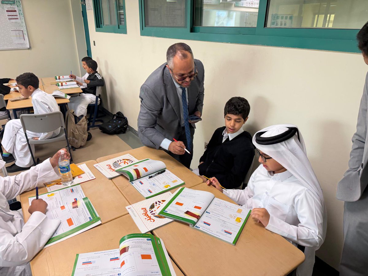 qatarpb1's tweet photo. تعزيزًا لتبادل الخبرات نفّذ الأستاذ/ محمد أحمد 
حصة تعليم الكتروني في مادة الرياضيات موظفًا أدوات الذكاء الاصطناعي والتابلت واستراتيجيات تعليمية حديثة، بحضور نائب المدير للشؤون الأكاديمية ومنسق المشاريع ومعلمي القسم.
#مدرسة_قطر_الابتدائية_للبنين #الذكاء_الاصطناعي #التعليم_الرقمي https://t.co/30ZCPOJ2ff