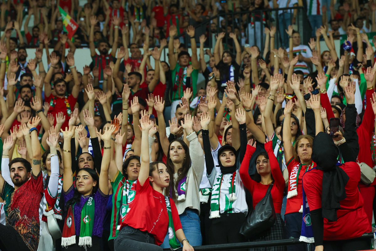amedskofficial's tweet photo. EV SERKETIN YA ME HEMÛYAN E!

Em spasiyên xwe pêşkêşî alîgirên mezin ên Amedsporê dikin, ku di maça me li mala xwe bi Beşiktaşê re lîst, tribûn tije kirin, bi rengên xwe stada me veguherandin atmosfereke cuda û heta fîka dawî ya maçê li tenişta tîma xwe sekinîn.

Ev serketin ne tenê encama 3-2 ya li qadê ye; ev kêfxweşiya hevpar a malbata mezin a Amedsporê ye ku bi tribûnên xwe, kolanên xwe û bajarên xwe bûne yek dil.

💚❤️

BU GALİBİYET HEPİMİZİN!

Evimizde oynadığımız Beşiktaş maçında tribünleri dolduran, renkleriyle stadımızı bambaşka bir atmosfere dönüştüren ve maçın son düdüğüne kadar takımının yanında olan büyük Amedspor taraftarına teşekkür ediyoruz.

Bu galibiyet yalnızca sahadaki 3-2’lik skor değil; tribünleriyle, sokaklarıyla, kentleriyle tek yürek olan büyük Amedspor ailesinin ortak sevincidir.
