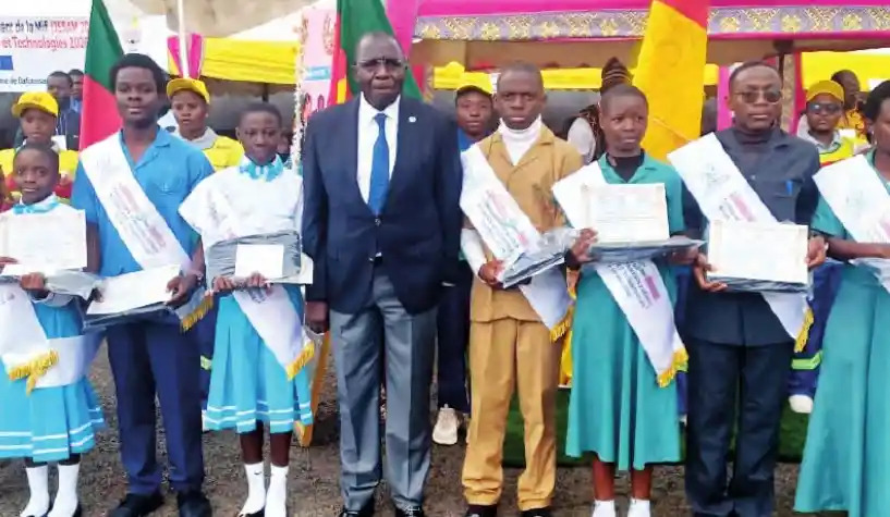 237online's tweet photo. #Bafoussam : plus de 400 élèves de la Mifi récompensés pour l’excellence: Vingt millions de francs distribués en une matinée, ça n’arrive pas tous les jours à #Bafoussam. L’esplanade de la Communauté urbaine a… https://t.co/Ya1RIQxEQh #Société #Bafoussam #éducationcameroun https://t.co/YZdMKpMqnT