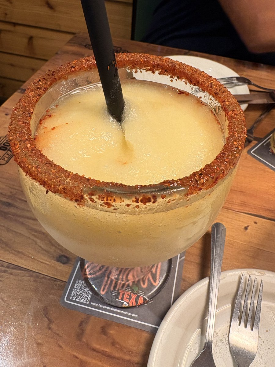 dailyufan's tweet photo. hoy estamos #tomando una margarita https://t.co/VirCmVkxXJ