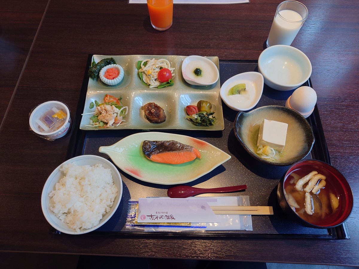 ebigari6128's tweet photo. 皆さんおはようございます！
朝食〜！
ふむ、昨日とあまり変わってない様に見えるけど味噌汁が違うな！
お揚げとナスのお味噌汁大好き！ https://t.co/VZOgV1TVHV